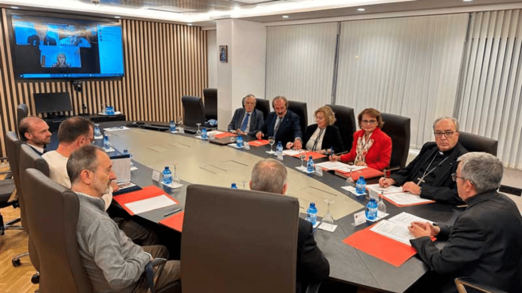 Argüello y García Magán lideran la primera reunión con el equipo encargado de estudiar la reparación integral a víctimas de abusos