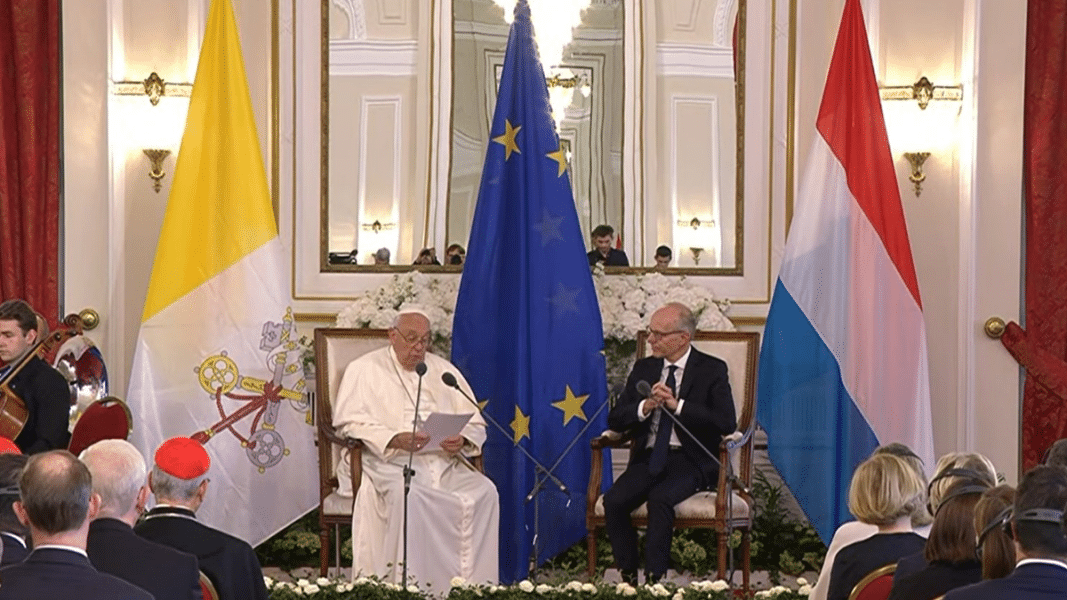 El Papa aterriza en Luxemburgo y pone a este país de ejemplo para construir «una Europa unida y solidaria»
