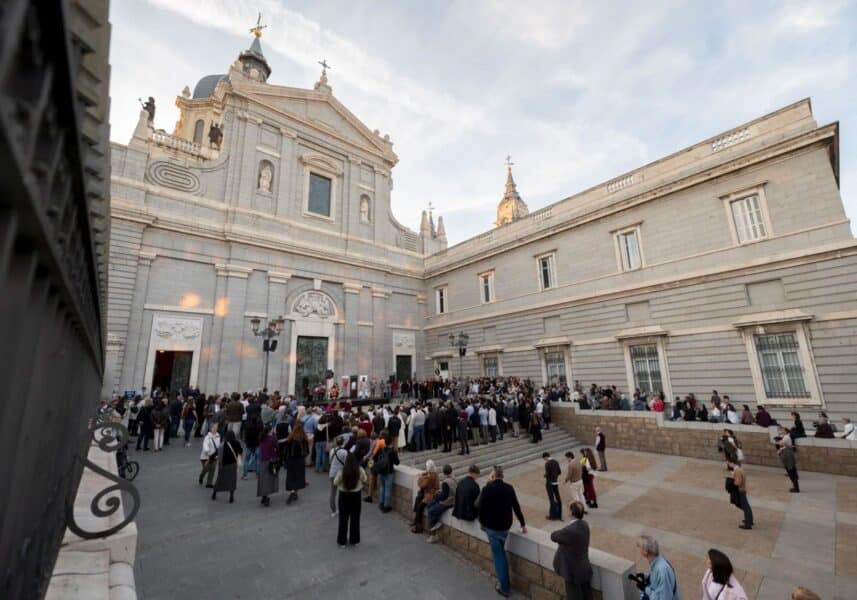 Asistentes al acto de reparación organizado en la explanada de la catedral de la Almudena