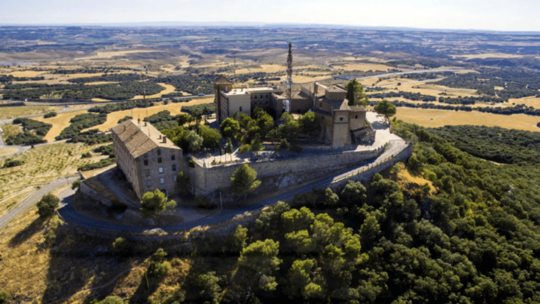Los monjes de El Pueyo se oponen a la construcción de una granja al lado del monasterio