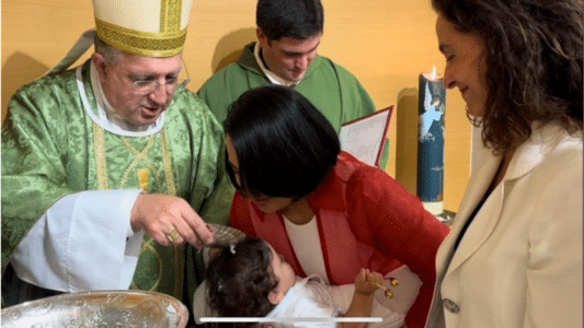 Ginés García Beltrán bautizando a niños rescatados del aborto