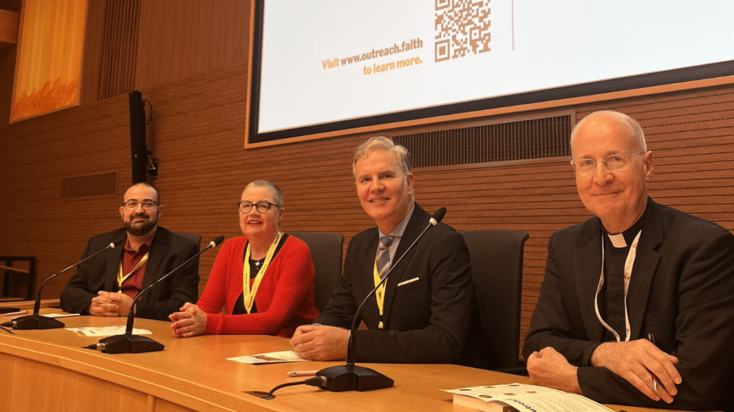 James Martin aprovecha su estancia en el Sínodo para montar una conferencia pro LGTB en Roma con el apoyo del cardenal Chow