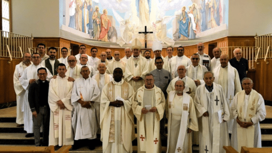 Sacerdotes de la diócesis de Barbastro con el obispo Ángel Pérez Pueyo