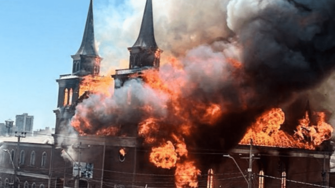 Un incendio ¿provocado? arrasa con la histórica iglesia de San Francisco en Iquique (Chile)