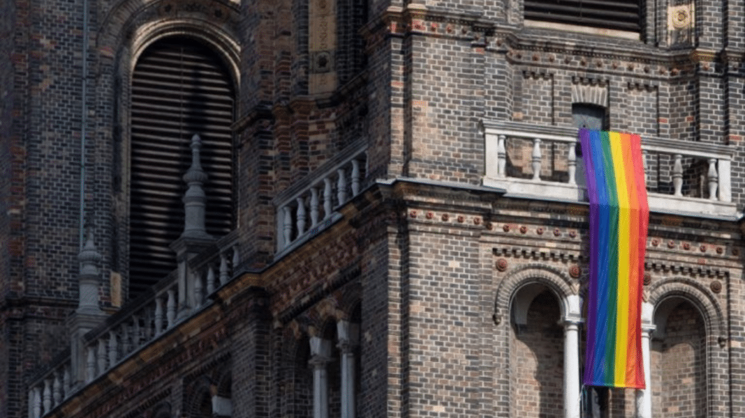 Arrancan una bandera LGTB colgada de una iglesia en Alemania y la diócesis dice que la repondrá