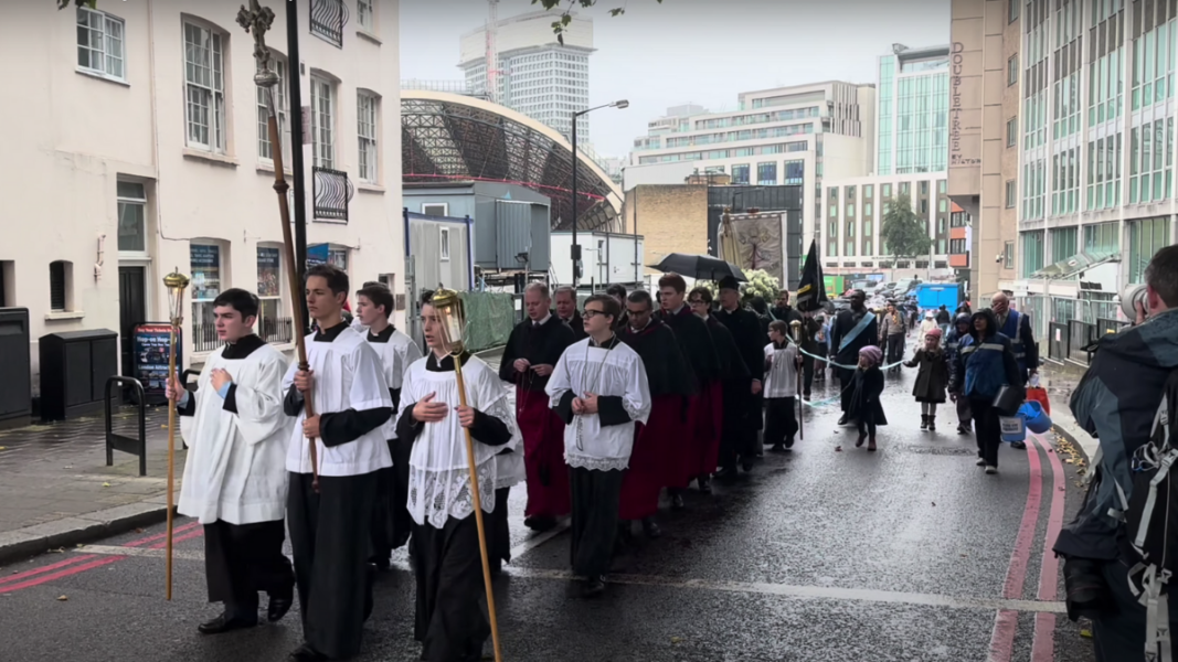 Multitudinario Rosario por las calles de Londres