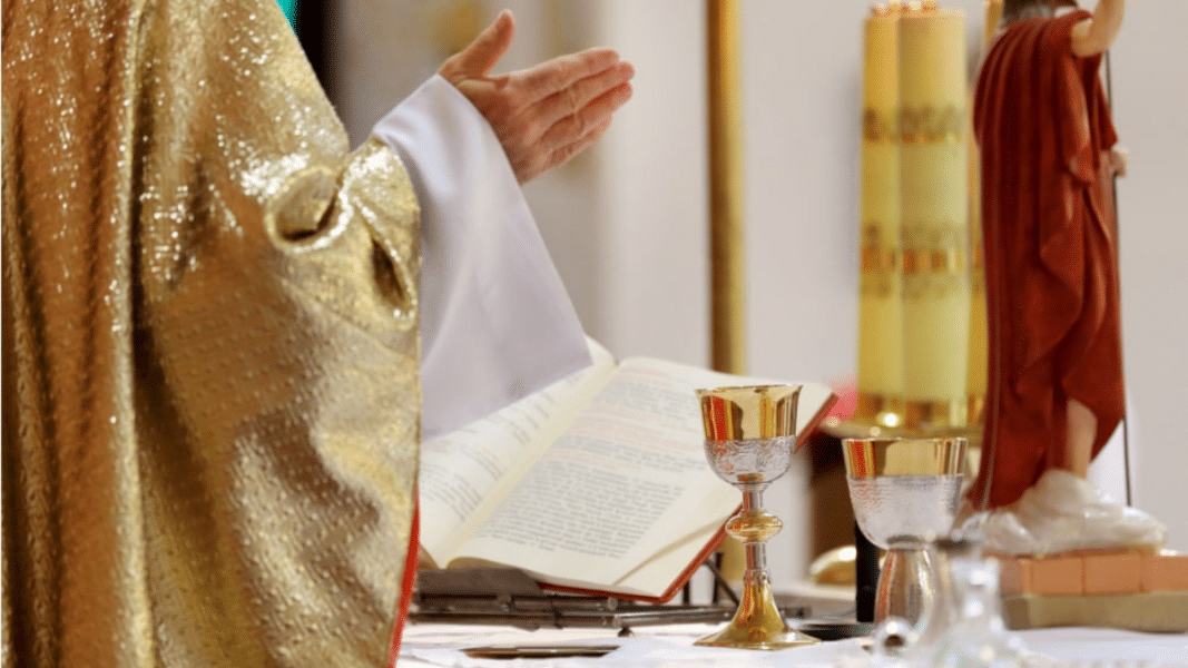 ¿Quién cuida a las almas mientras el cura lleva las cuentas?