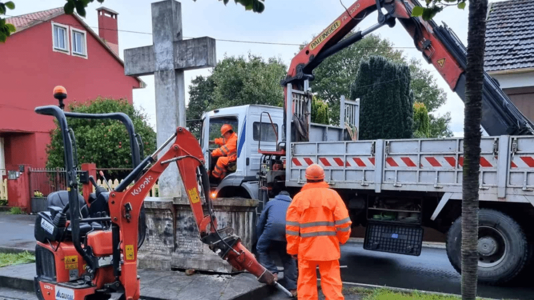 El Ayuntamiento de Neda derriba una cruz con el apoyo del PP