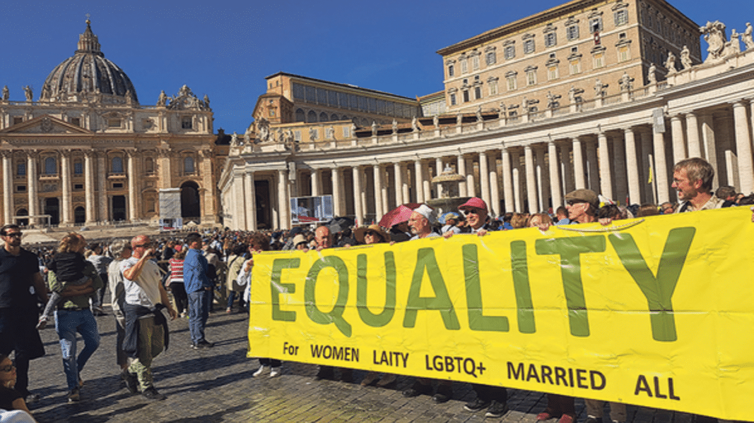 El lobby LGTB se infiltró en el Vaticano con una pancarta en el Ángelus del Papa