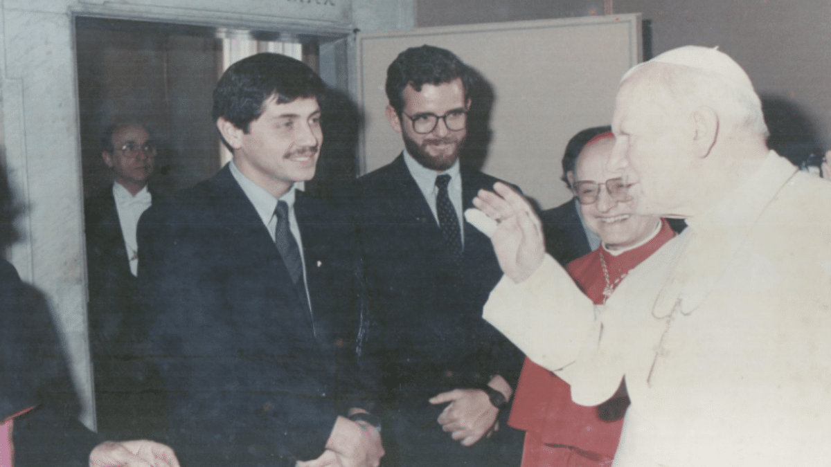 Alejandro Bermúdez con San Juan Pablo II, asistiendo a la creación cardenalicia del entonces Arzobispo de Lima, Augusto Vargas Alzamora (de rojo)