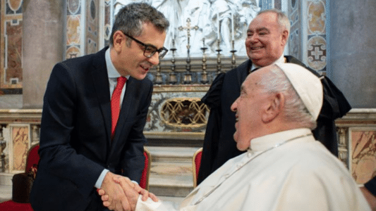 El ministro Félix Bolaños saludando al Papa Francisco