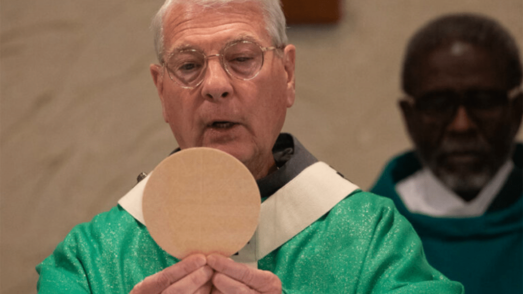 El arzobispo de Atlanta pide oraciones de reparación por la celebración de una ‘misa negra’ en un templo satánico