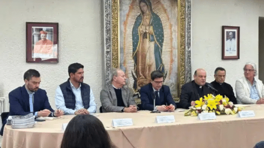 Javier Belda, en el centro de la mesa durante la rueda de prensa de la presentación de la app 'Memorial de Francisco'