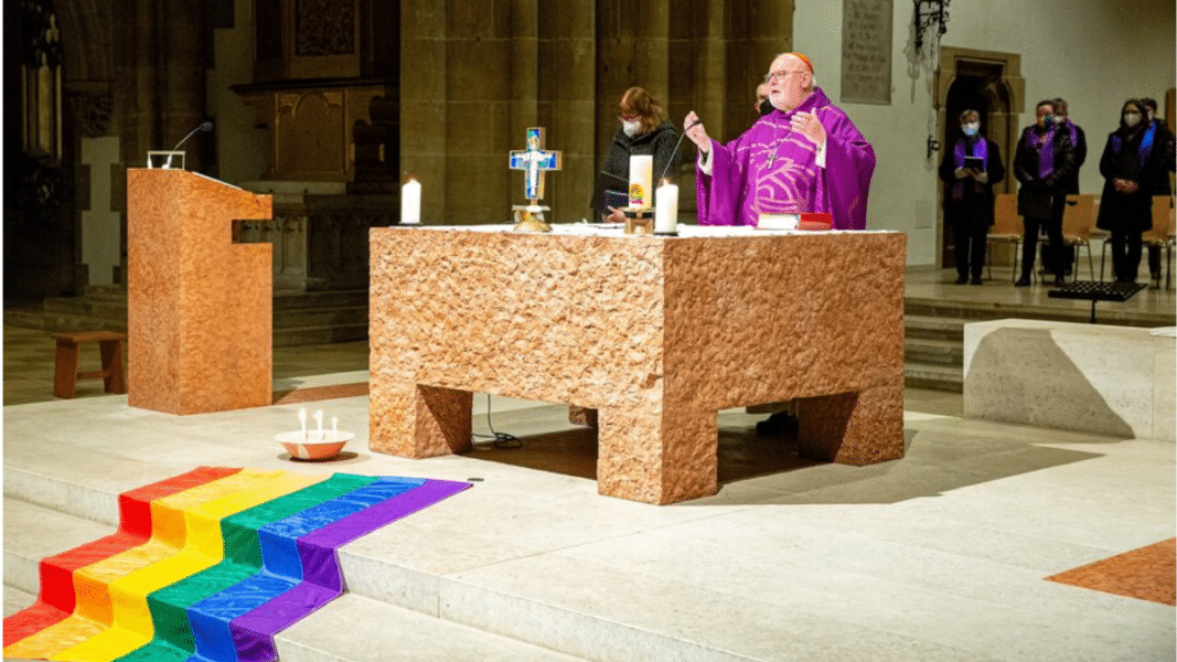 El cardenal Marx celebrando una Misa para el colectivo LGTB