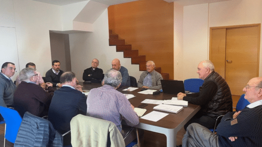 El obispo Pérez Pueyo (a la derecha) en una reunión con su Consejo de Presbiterio