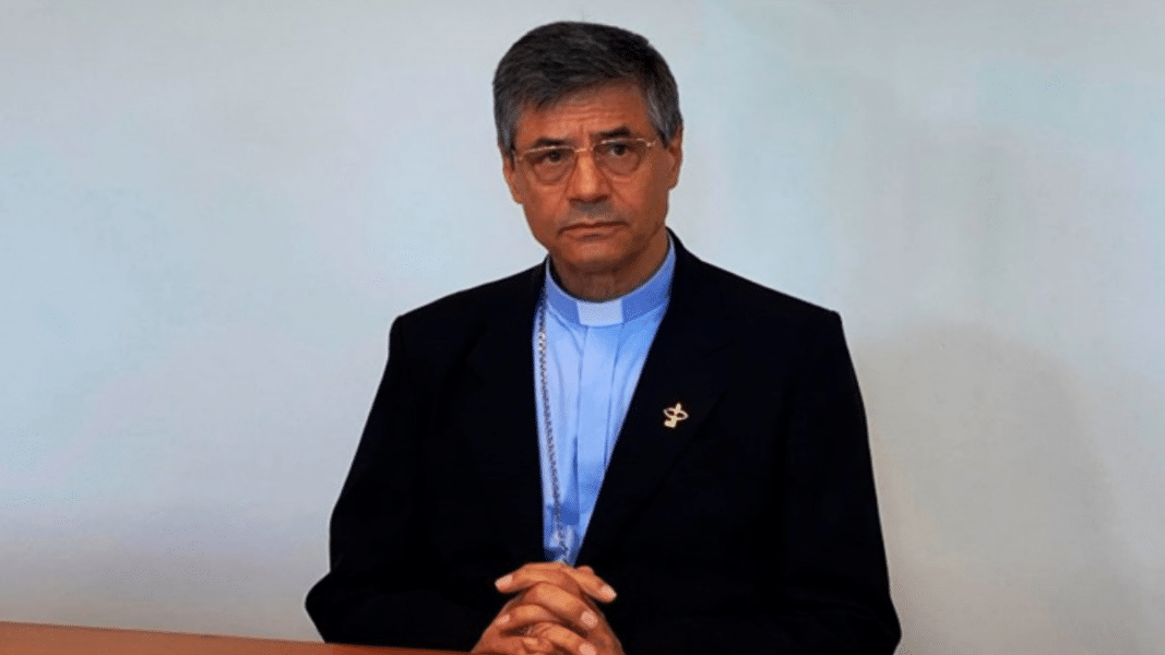 Arzobispo brasileño afirma que comulgar en la boca «es medieval»