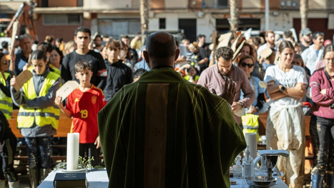 Misas y exposiciones al Santísimo al aire libre en los pueblos de Valencia afectados por la DANA