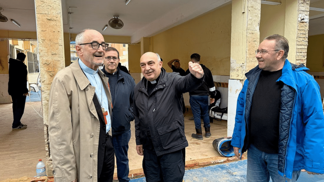 El cardenal Michael Czerny durante su visita a los municipios afectados por la DANA
