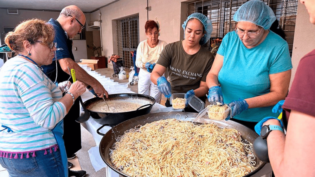 La parroquia de San Josemaría Escrivá de Valencia se vuelca con los afectados por la DANA: reparten más de 3.000 raciones de comida