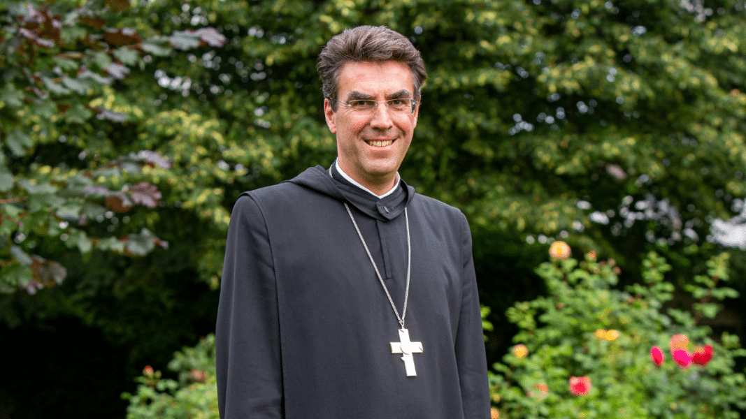 Abad benedictino alemán se posiciona a favor del sacerdocio femenino y del celibato opcional