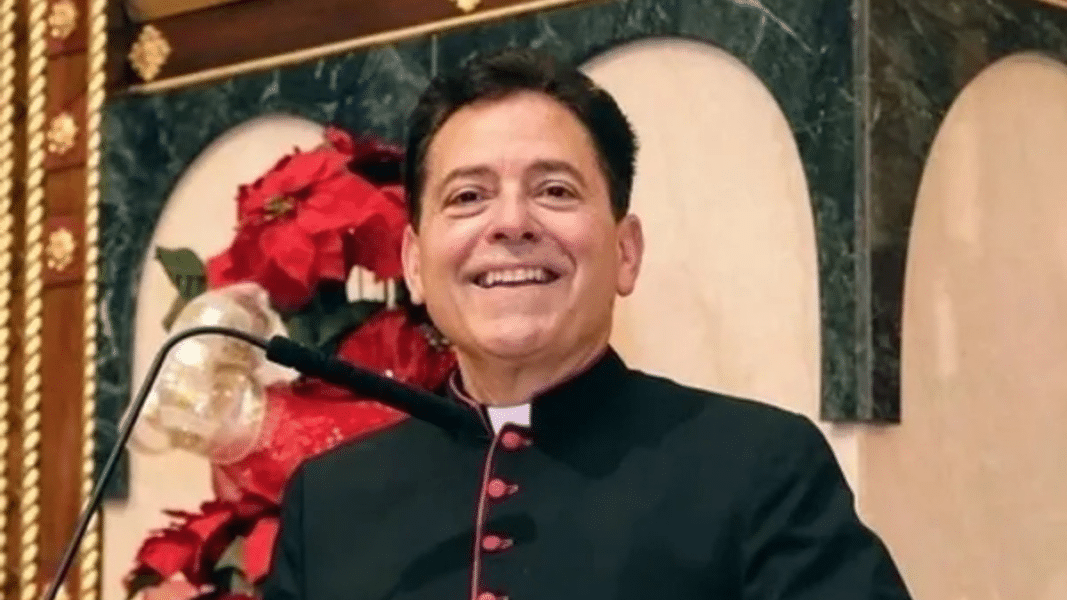 Apartan a un conocido sacerdote de Brooklyn por malversar presuntamente casi 2 millones de dólares