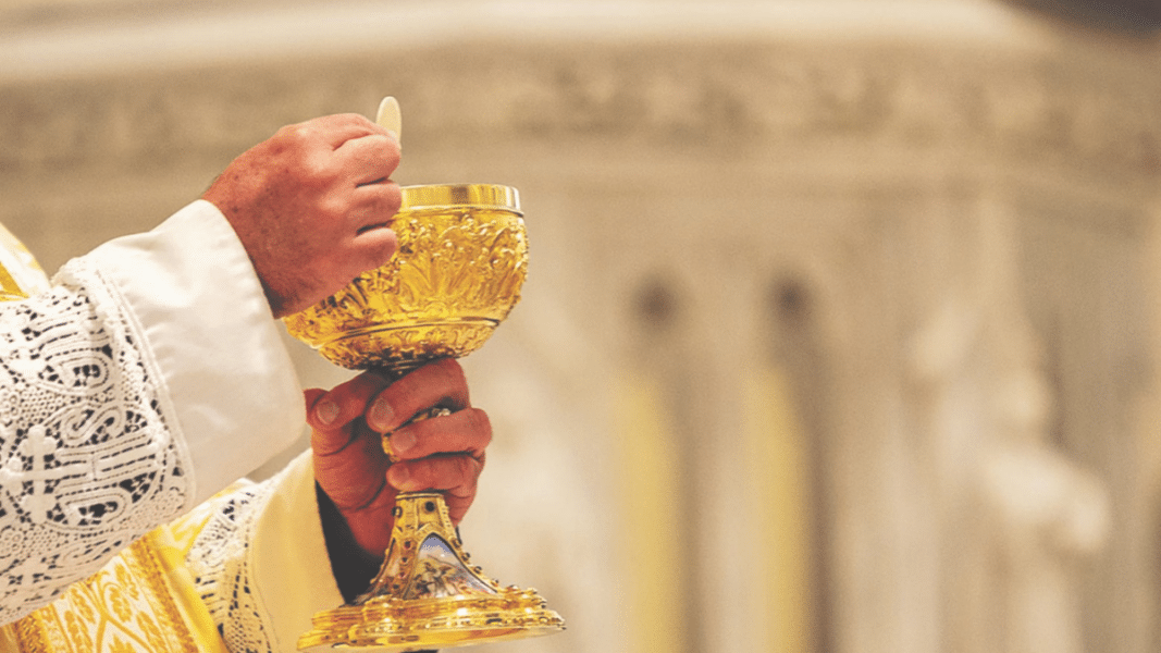 Cuando la Sagrada Forma pesa menos que una moneda