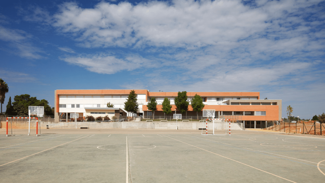 Profanan el Santísimo de un colegio en Sevilla