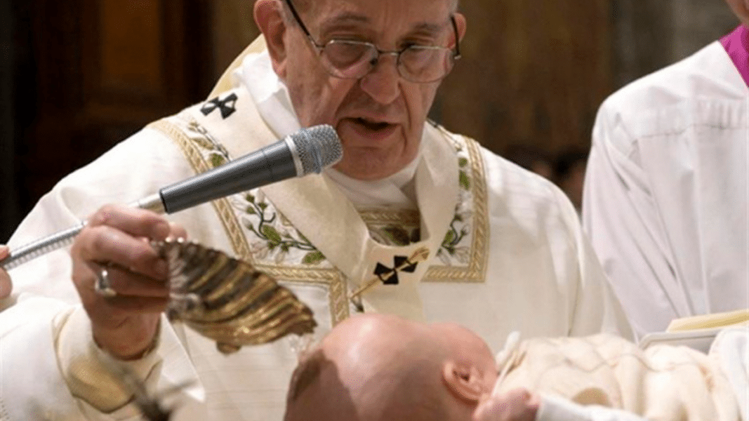 El Papa recomienda a una anciana que no insista en pedir que bauticen a su nieta si sus padres no quieren