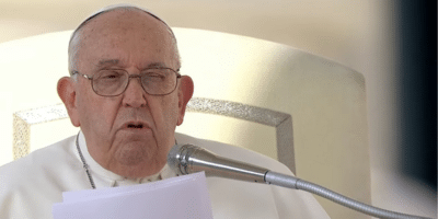 Papa Francisco hablando sobre la sinodalidad con acúfenos durante un discurso oficial