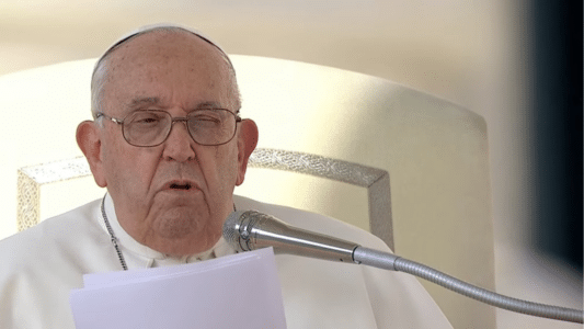Papa Francisco hablando sobre la sinodalidad con acúfenos durante un discurso oficial