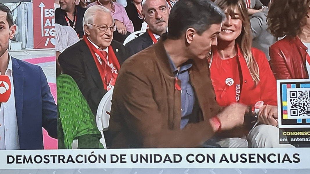 El padre Ángel asiste al Congreso federal del PSOE entre banderas republicanas y cánticos comunistas