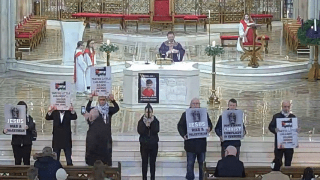 Manifestantes pro-Palestina interrumpen una Misa en la catedral de Armagh