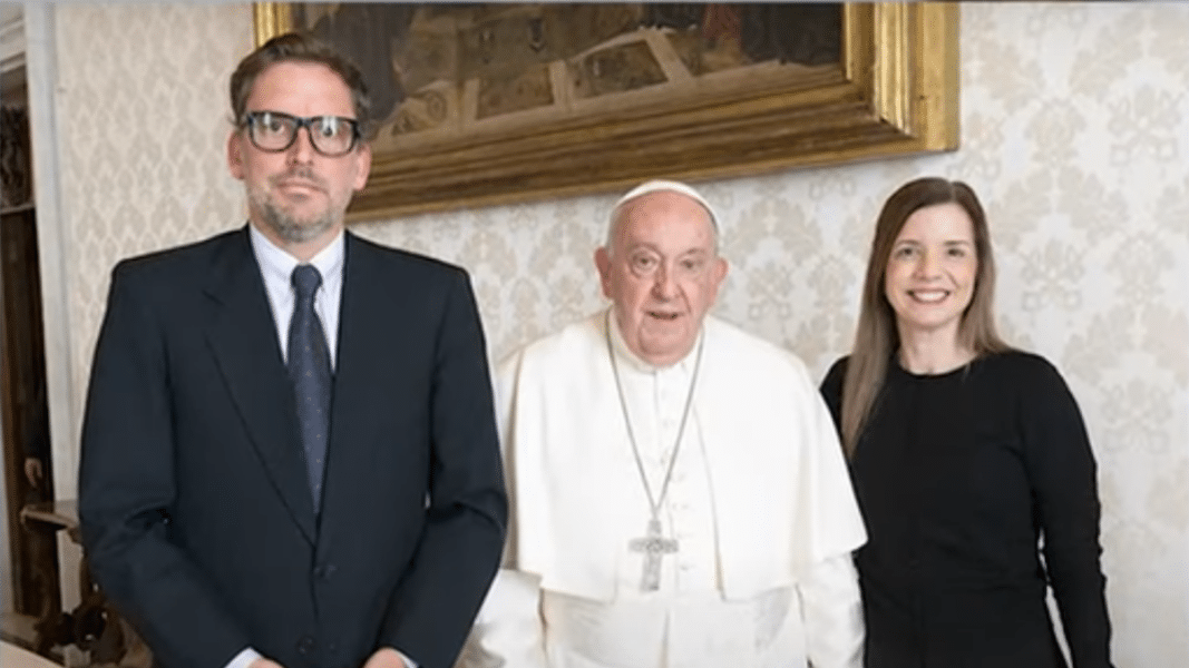 El Papa Francisco deja en nada la excomunión a los periodistas peruanos Giuliana Caccia y Sebastián Blanco