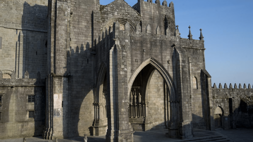 El Obispado de Tui-Vigo niega el robo de joyas u objetos en la catedral y en el Archivo Histórico