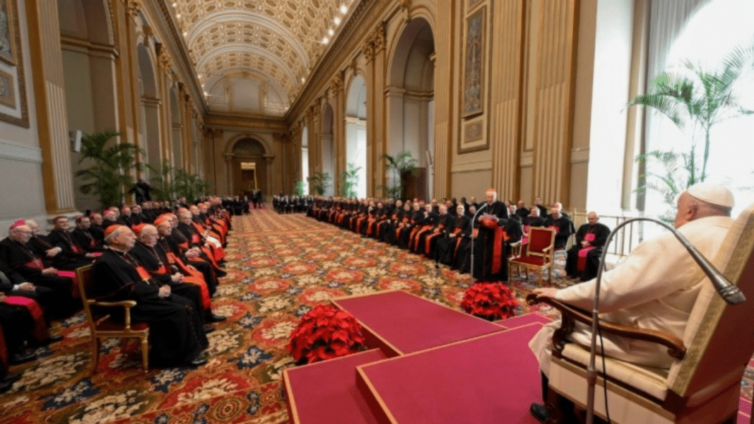 El Papa Francisco pide a los miembros de la Curia en su discurso navideño «bendecir y no maldecir»