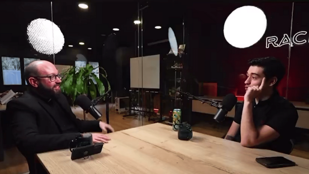El páter Góngora arrasa en redes sociales tras su entrevista en el canal Wall Street Wolverine