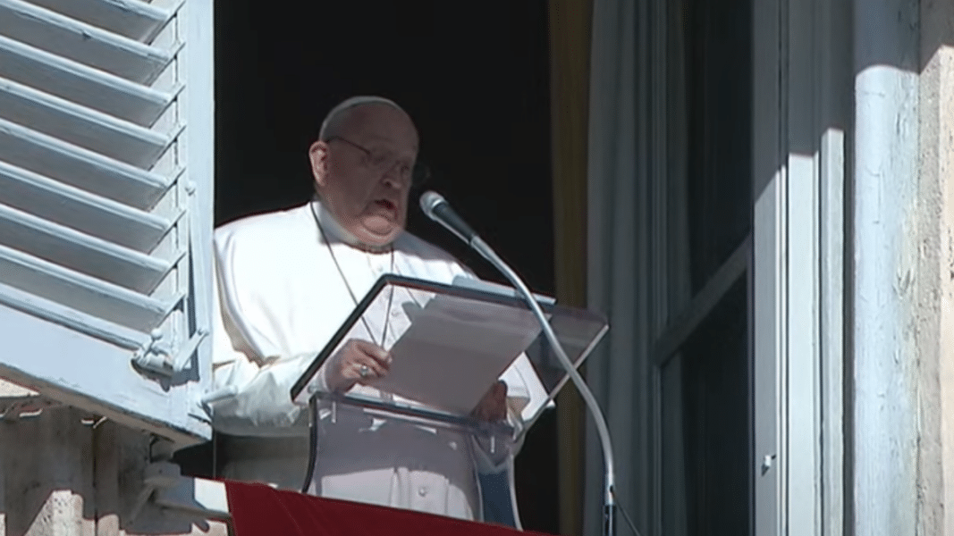 Francisco recuerda a los cristianos «perseguidos, a veces hasta la muerte, a causa del Evangelio»