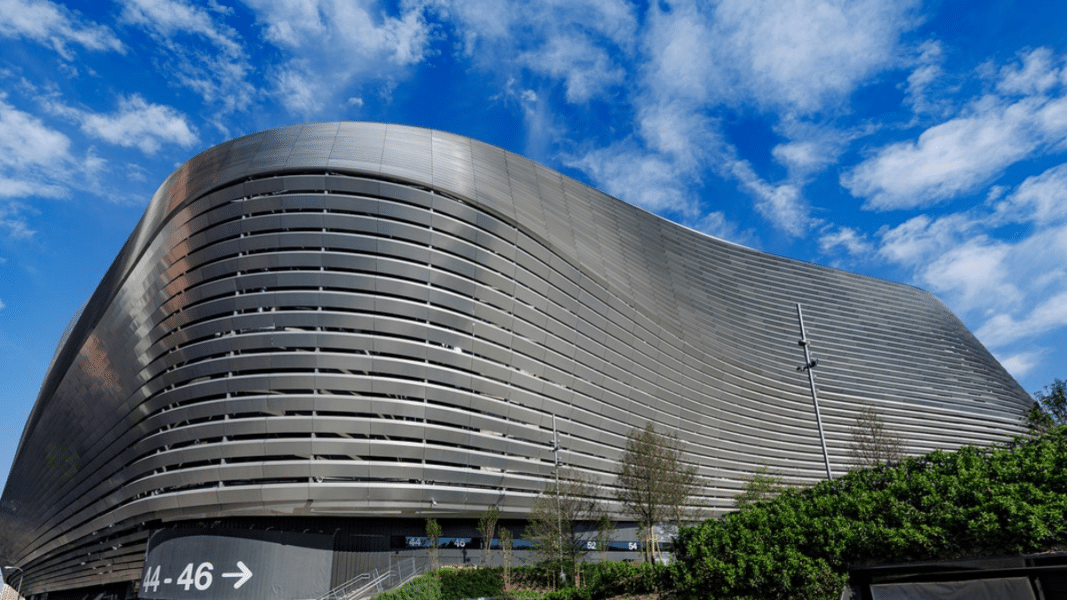 El Real Madrid elimina «Santiago» del nombre del Bernabéu: desespañolización y descristianización