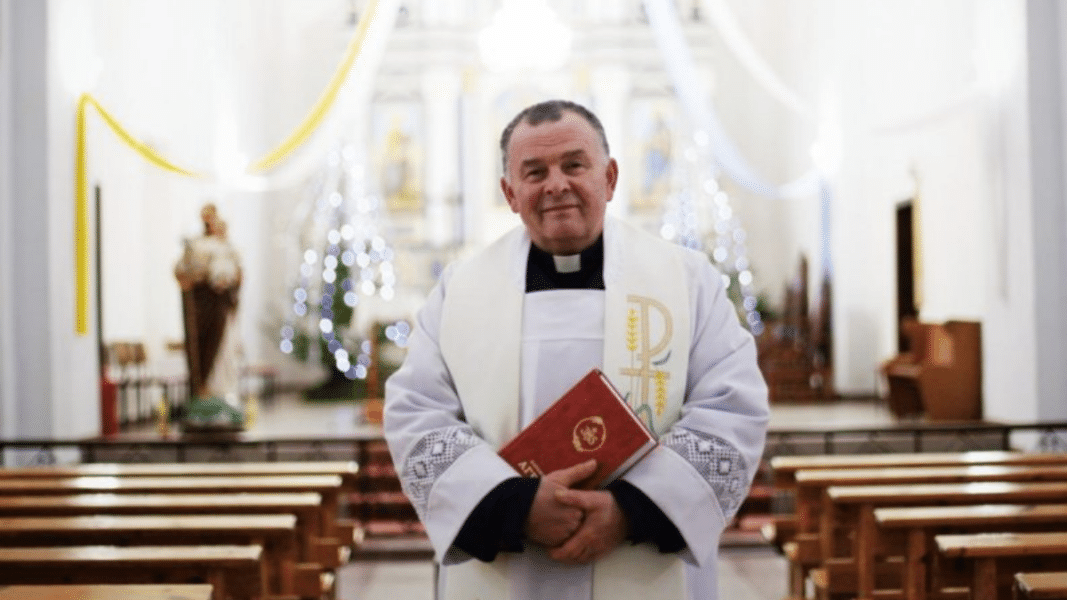 Un sacerdote bielorruso condenado a once años de prisión por criticar a Lukashenko