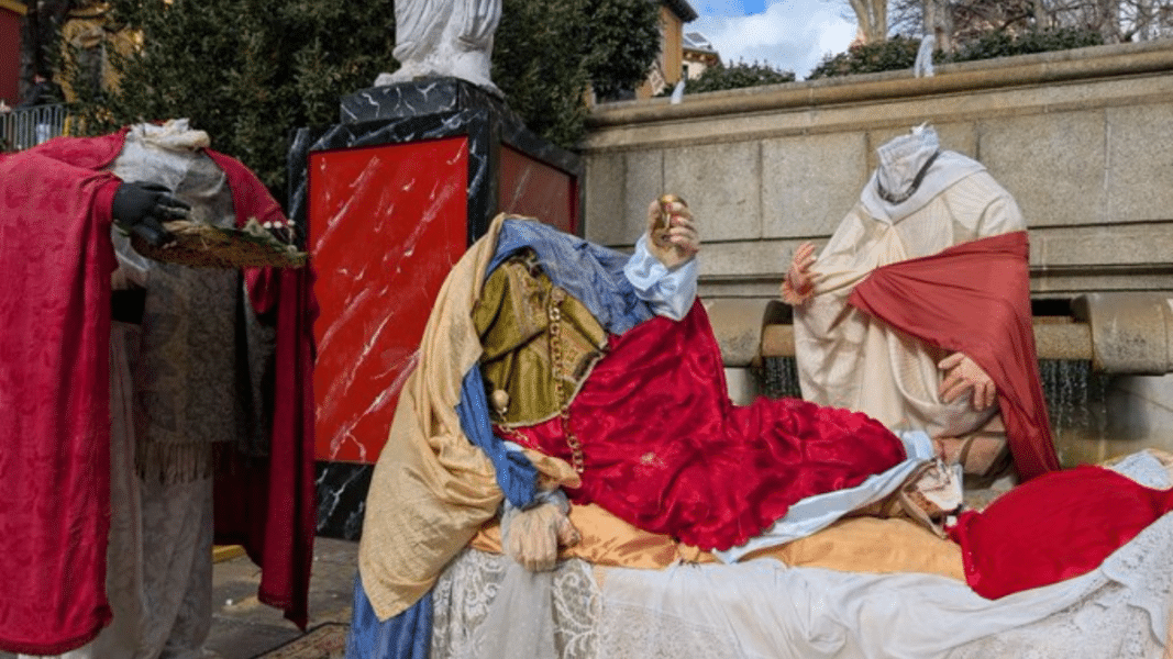 Vandalizan el belén de San Lorenzo de El Escorial: Figuras decapitadas y pintadas en el decorado