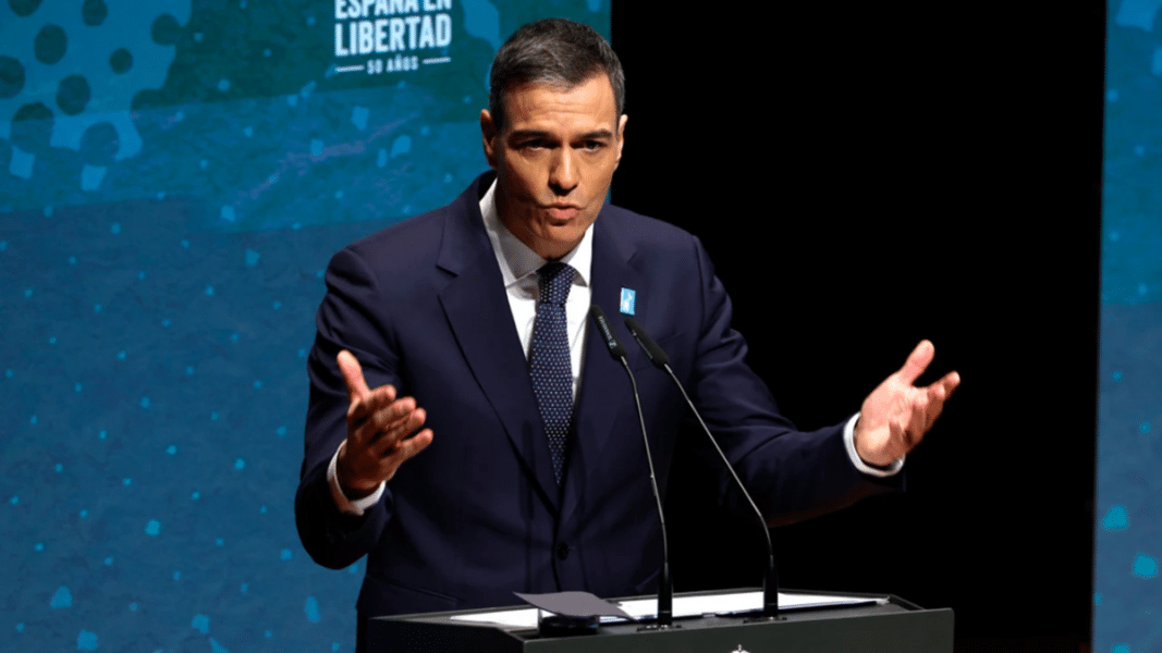 Pedro Sánchez gesticula mientras pronuncia un discurso en un acto institucional en España.