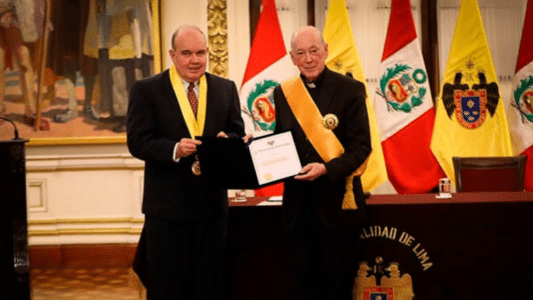 El alcalde de Lima, Rafael Bernardo López Aliaga Cazorla, entregándole el premio al cardenal Juan Luis Cipriani
