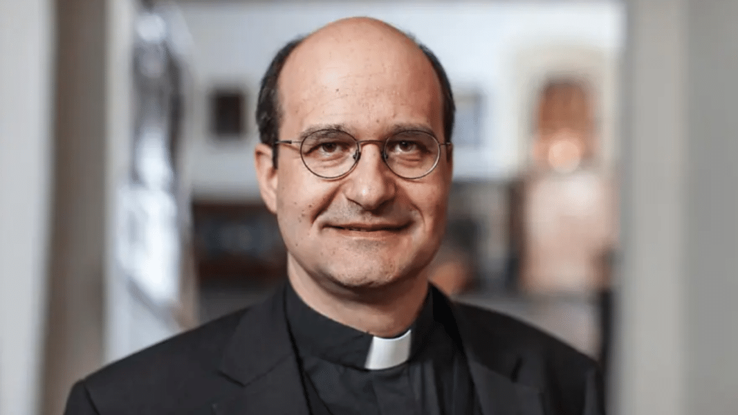 Sacerdote suizo acusa al Papa de violar el derecho canónico con el nombramiento de Sor Simona como prefecta del Dicasterio para la Vida Consagrada