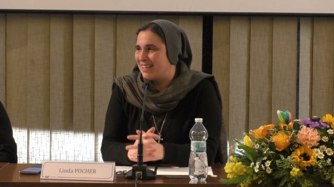 Una monja italiana conocida por participar en los Consejos de Cardenales con el Papa defiende que el diaconado femenino llegará