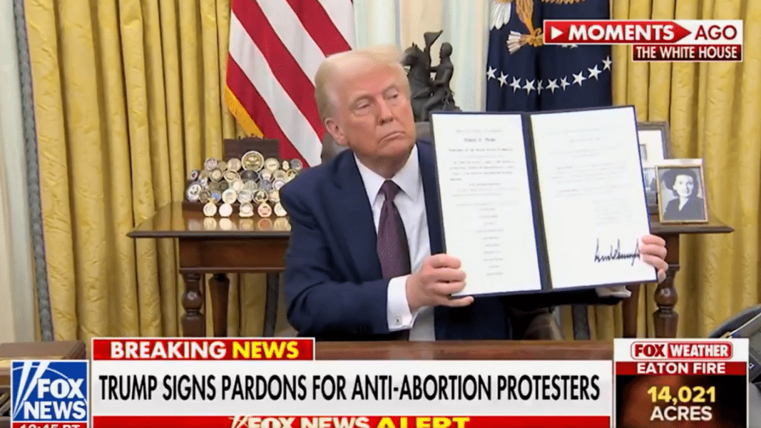 Momento de la firma de los indultos a los activistas provida