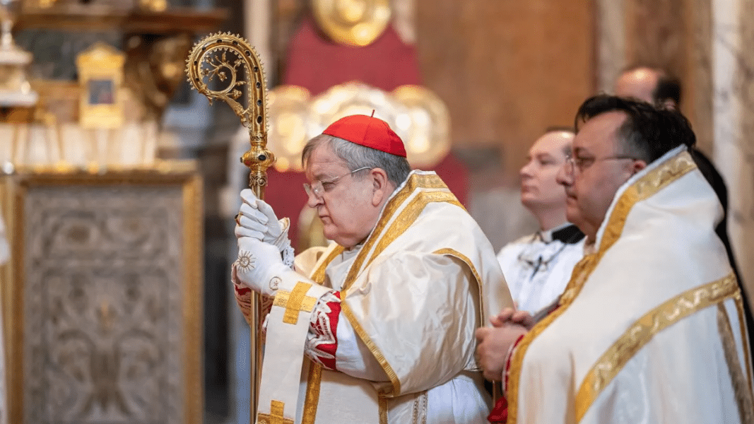 Cardenal Burke en ceremonia litúrgica tras hablar con León XIV sobre la Misa tradicional