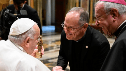 Mariano Gastalver, rector del seminario de Mallorca y Sebastiá Taltavull, obispo de Mallorca, saludando al Papa Francisco