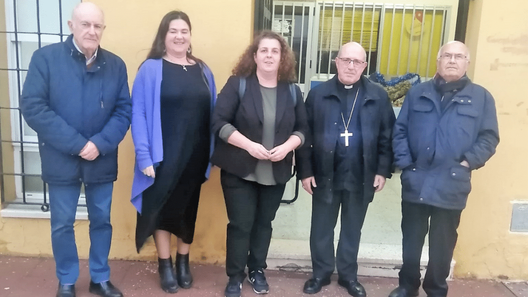 Mons. Santiago Gómez Sierra durante una visita pastoral en 2022 a la parroquia San Pablo de Huelva