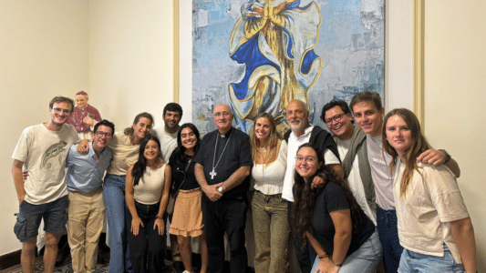 El cardenal Sturla con José Pedro Manglano y jóvenes de Hakuna