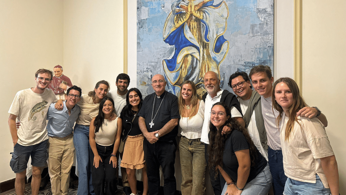 El cardenal Sturla con José Pedro Manglano y jóvenes de Hakuna